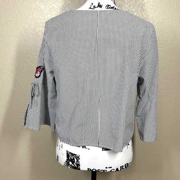 La sorella gray top striped V-neckline Bell sleeve with butterflies patch size M - Picture 2 of 12